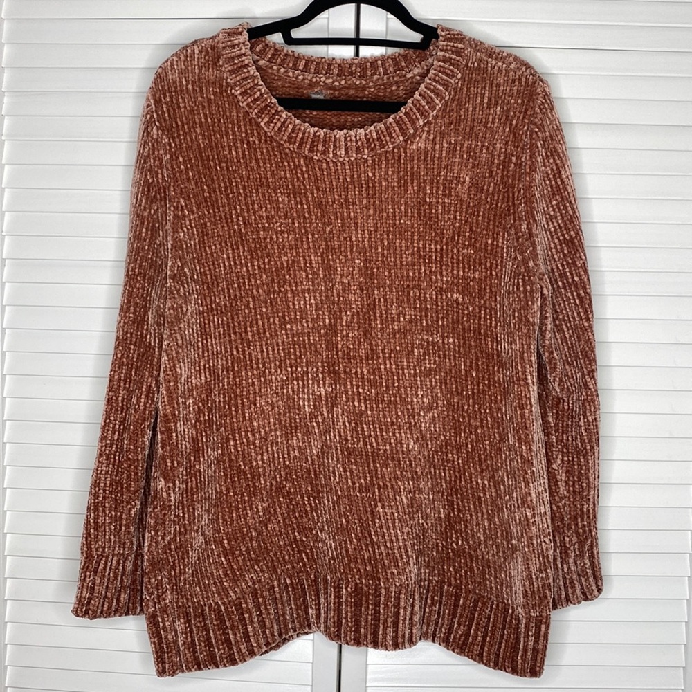 Pink chenille cozy crewneck sweater. Great condition except with small hole.